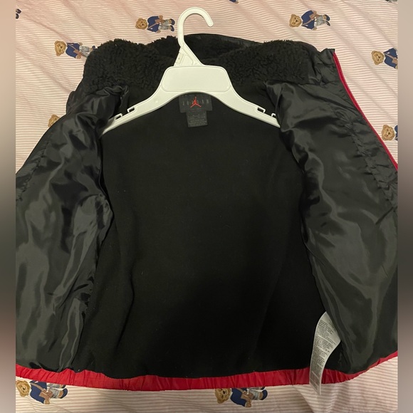 Gently used Jordan puffer coat size 5-6 years old - Picture 4 of 4